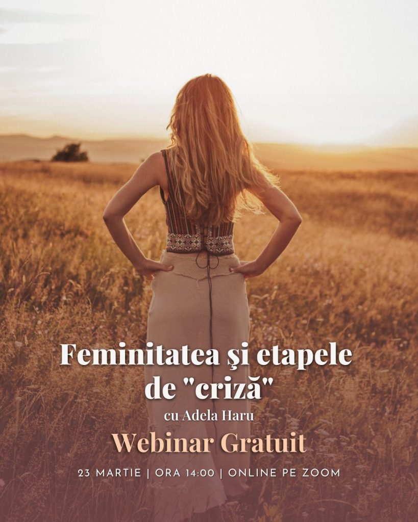 Femeie cu spatele, pe un câmp la apus: webinarul gratuit Feminitatea și etapele de criză