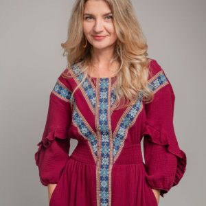 Adela Haru în rochie roșie cu broderie: practici de respirație conștientă pentru femei ocupate